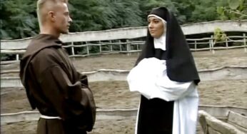 Manastırdaki azgın rahibeler gizli gizli birbirini sikişiyor